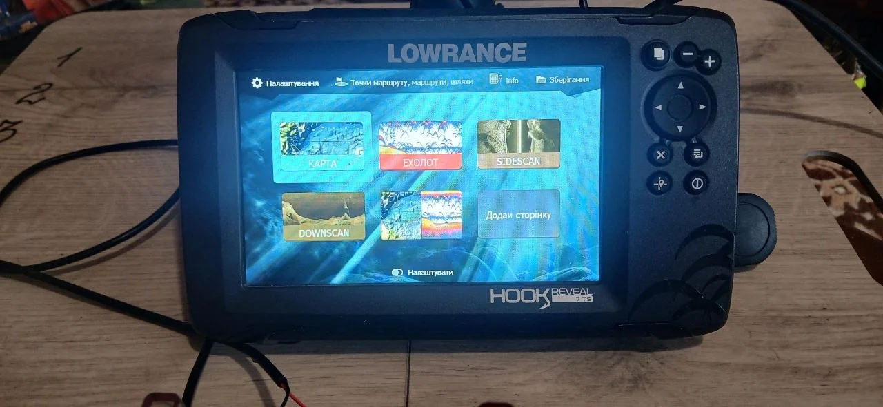 Ехолот Lowrance Hook Reveal 7 Tripleshot з боковим скануванням 2023 рік
