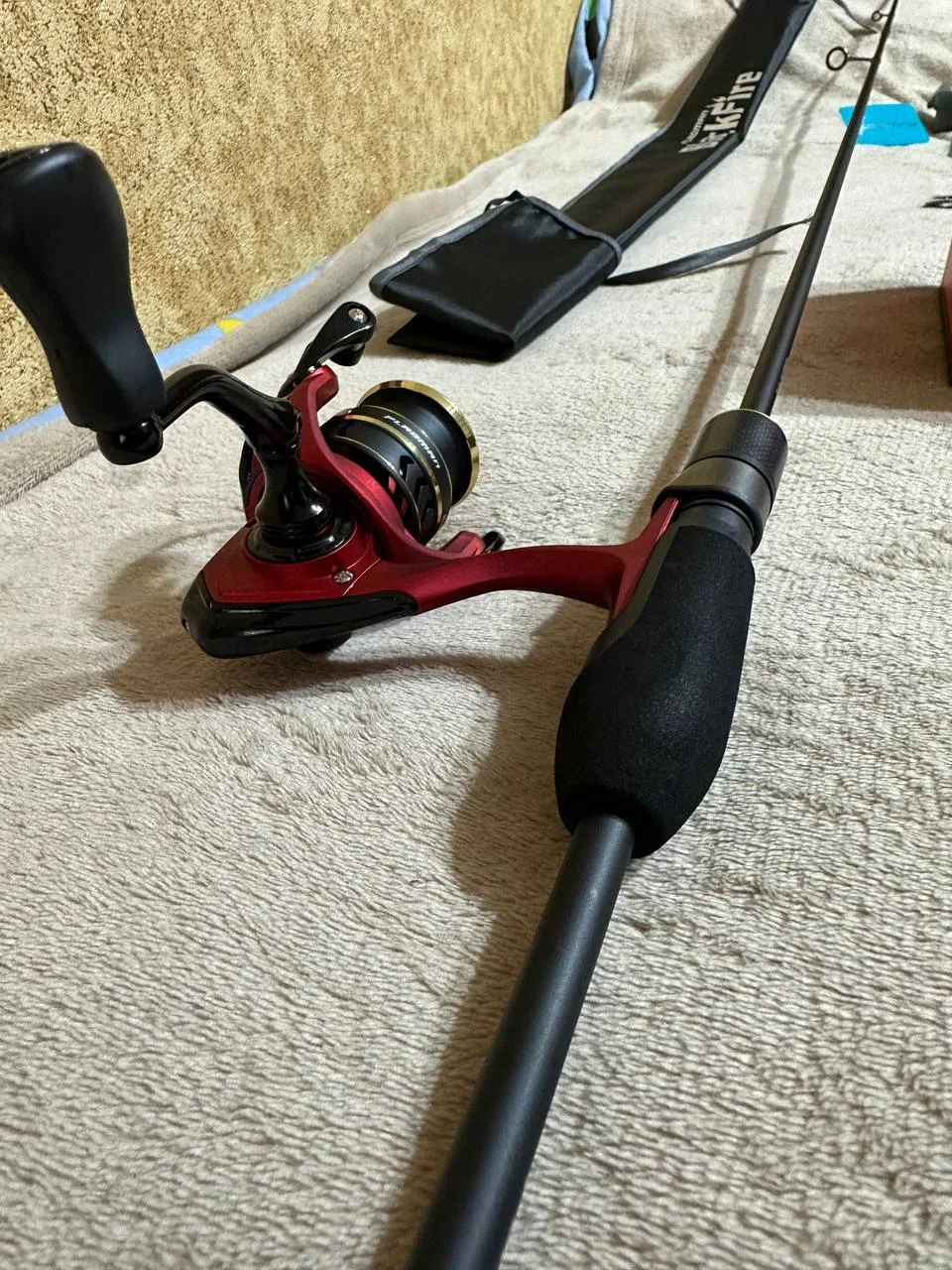 Спінінговий комплект: спінінг Flagman BlackFire Solid 70SUL (2.13м, 0.5-5г) + котушка Flagman RedFire 2000S (зі шнуром Azura Kinetik)