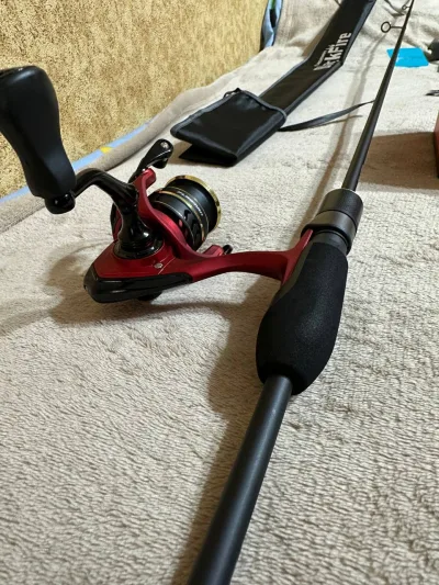 Спінінговий комплект: спінінг Flagman BlackFire Solid 70SUL (2.13м, 0.5-5г) + котушка Flagman RedFire 2000S (зі шнуром Azura Kinetik)