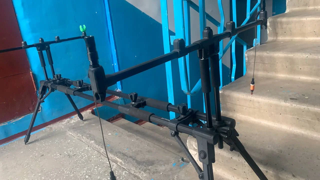 Род-под Fishing ROI Fast Carp на 4 вудилища